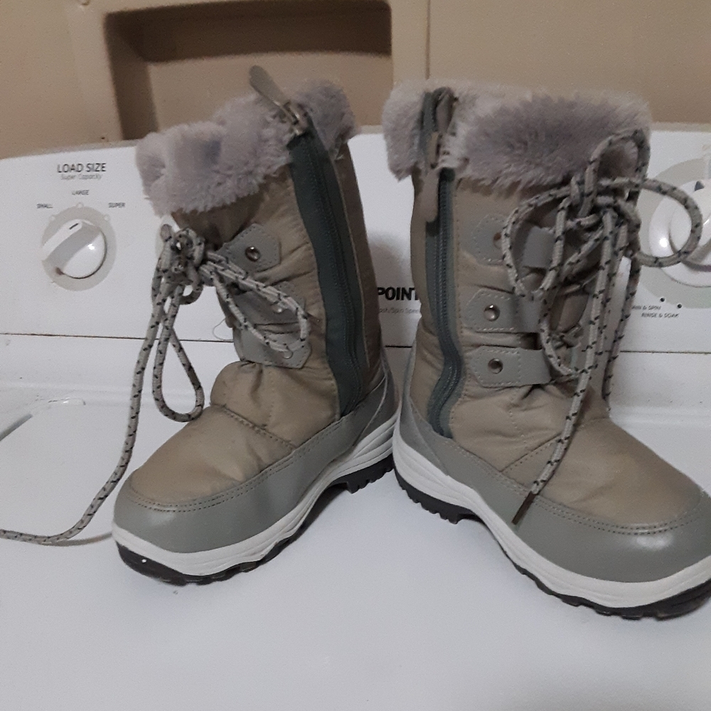 Size 11 kids snow boots